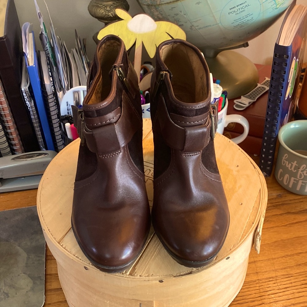 Clarks brown leather ankle boots. SZ 8.5 medium width.